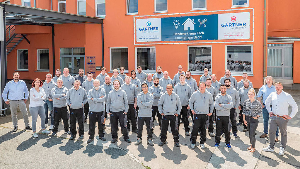 Das Team der Firma Gärtner Elektrotechnik aus Kiel vor ihrem Firmengebäude